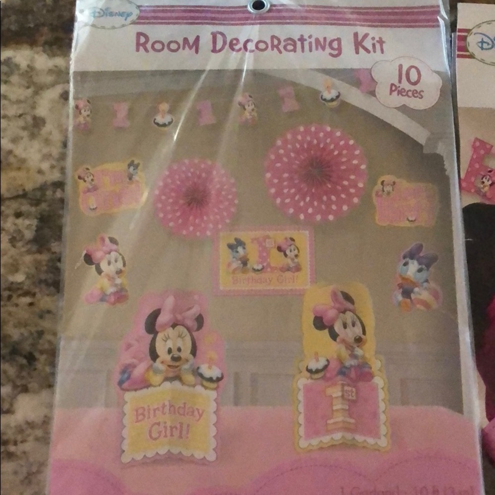 Never used extra supplies decorating kit